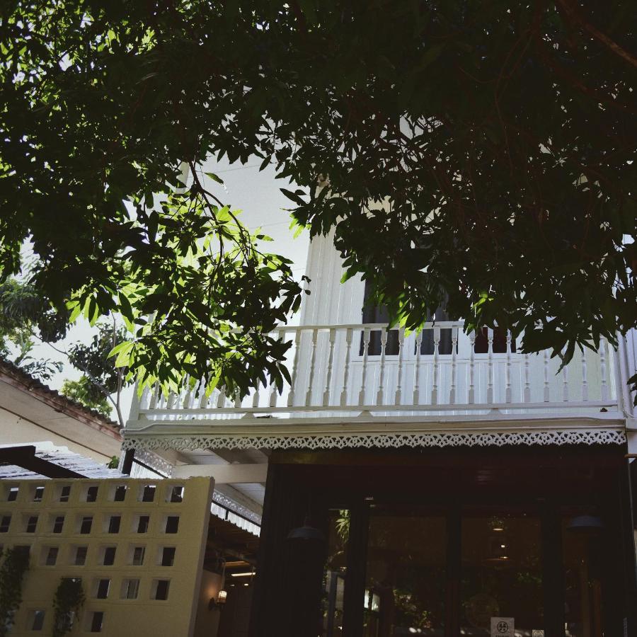 The Hidden House Vandrarhem Bangkok Exteriör bild